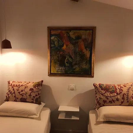 2 Bed Apart-garage Near Les Halles-sleeps4 Апартаменты