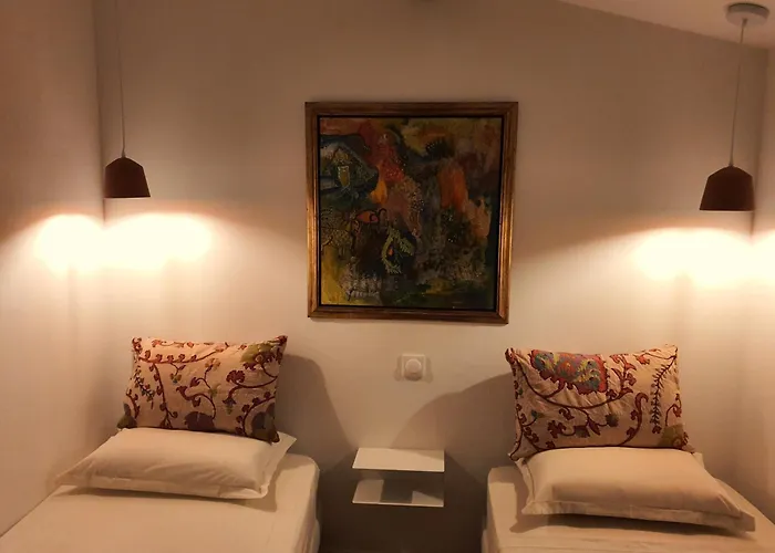 2 Bed Apart-garage Near Les Halles-sleeps4 Апартаменты